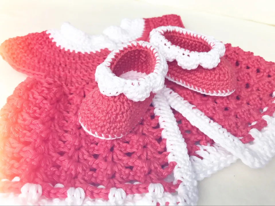 Gehäkeltes Babykleid mit Schühchen in Rot und Weiß