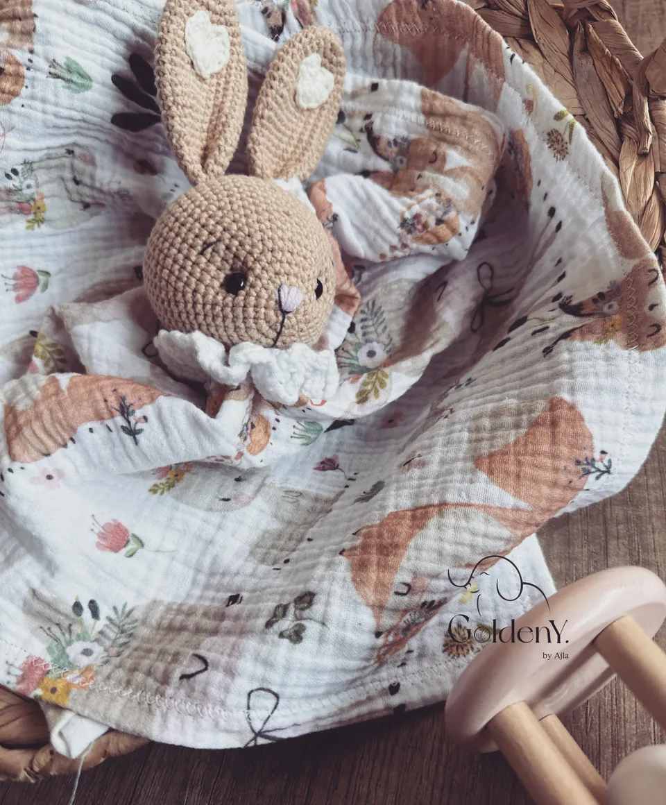 Gehäkelter Hase auf einem Mulltuch
