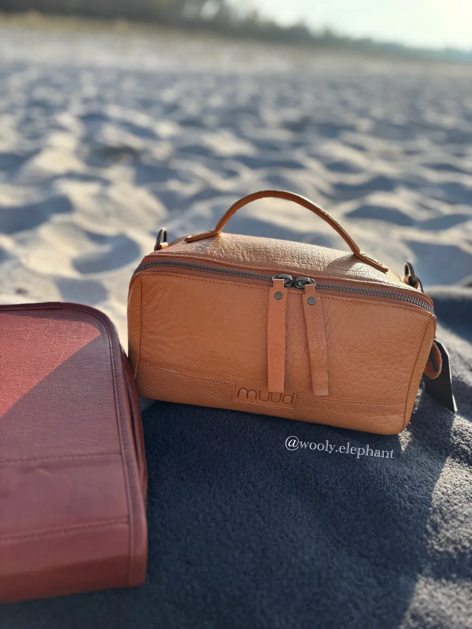 Ledertasche von muud am Strand